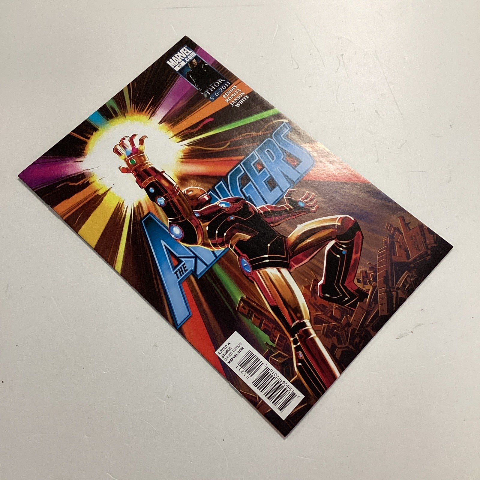 Avengers #12 2011 VF+ Iron Man Weilds Infinity Gauntlet3