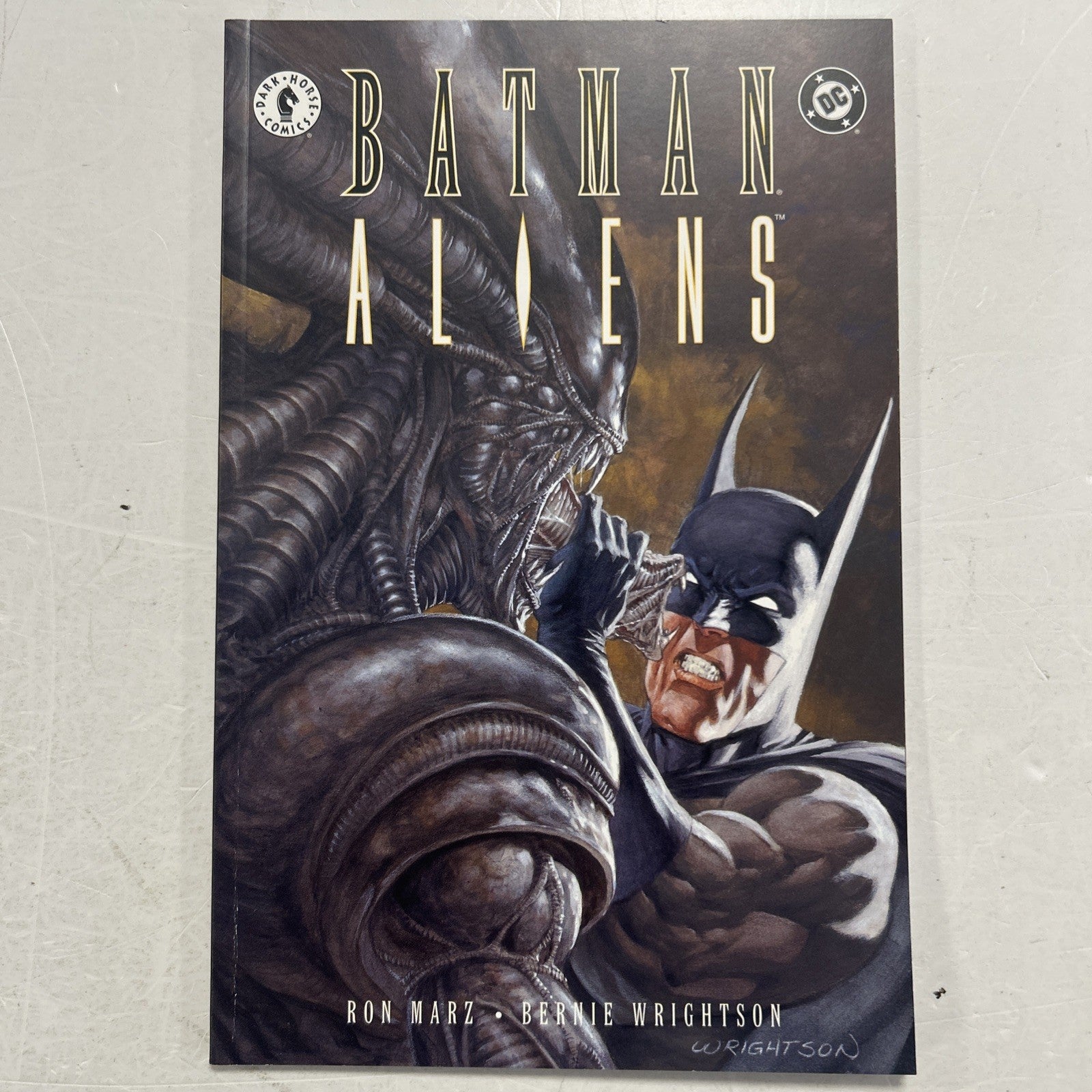 Batman Aliens Book #1-2 1997 VF Dark Horse Comics DC Comics TPB5