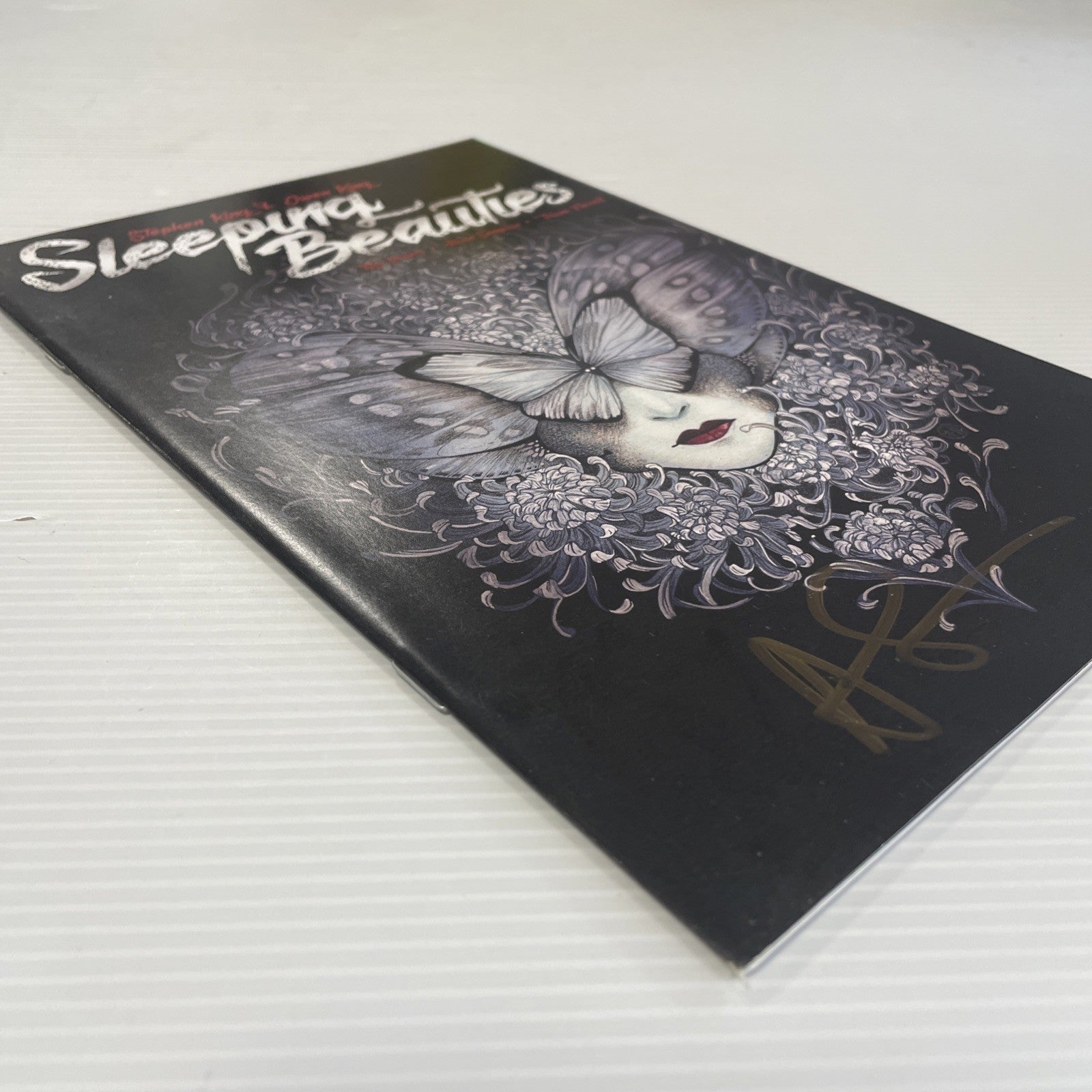 Sleeping Beauties #1 2020 VF+ Signed Alison Sampson Peach Momoko Variant3