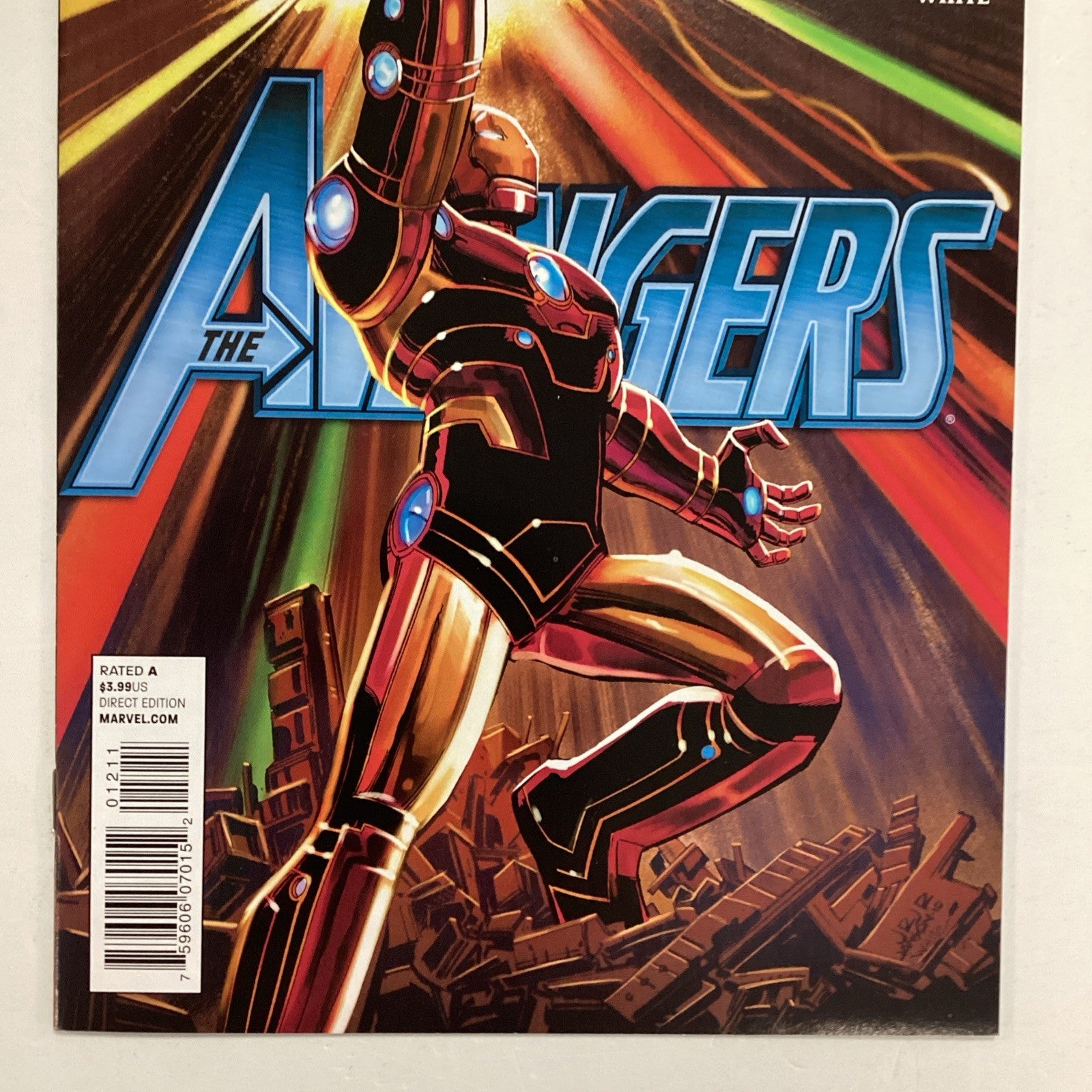 Avengers #12 2011 VF+ Iron Man Weilds Infinity Gauntlet2