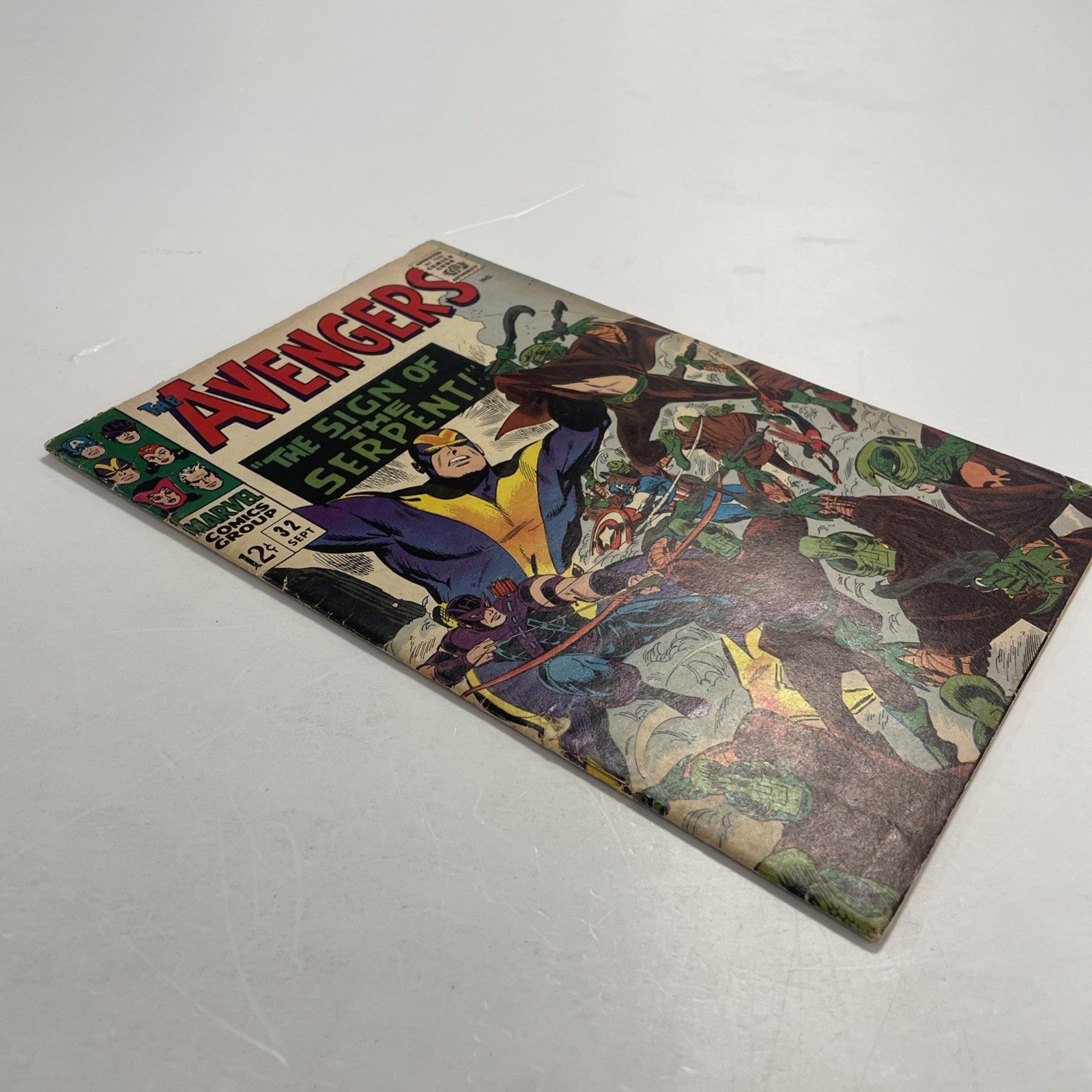 Avengers #32 1966 GD/VG **Small hole in front cover near bottom staple3