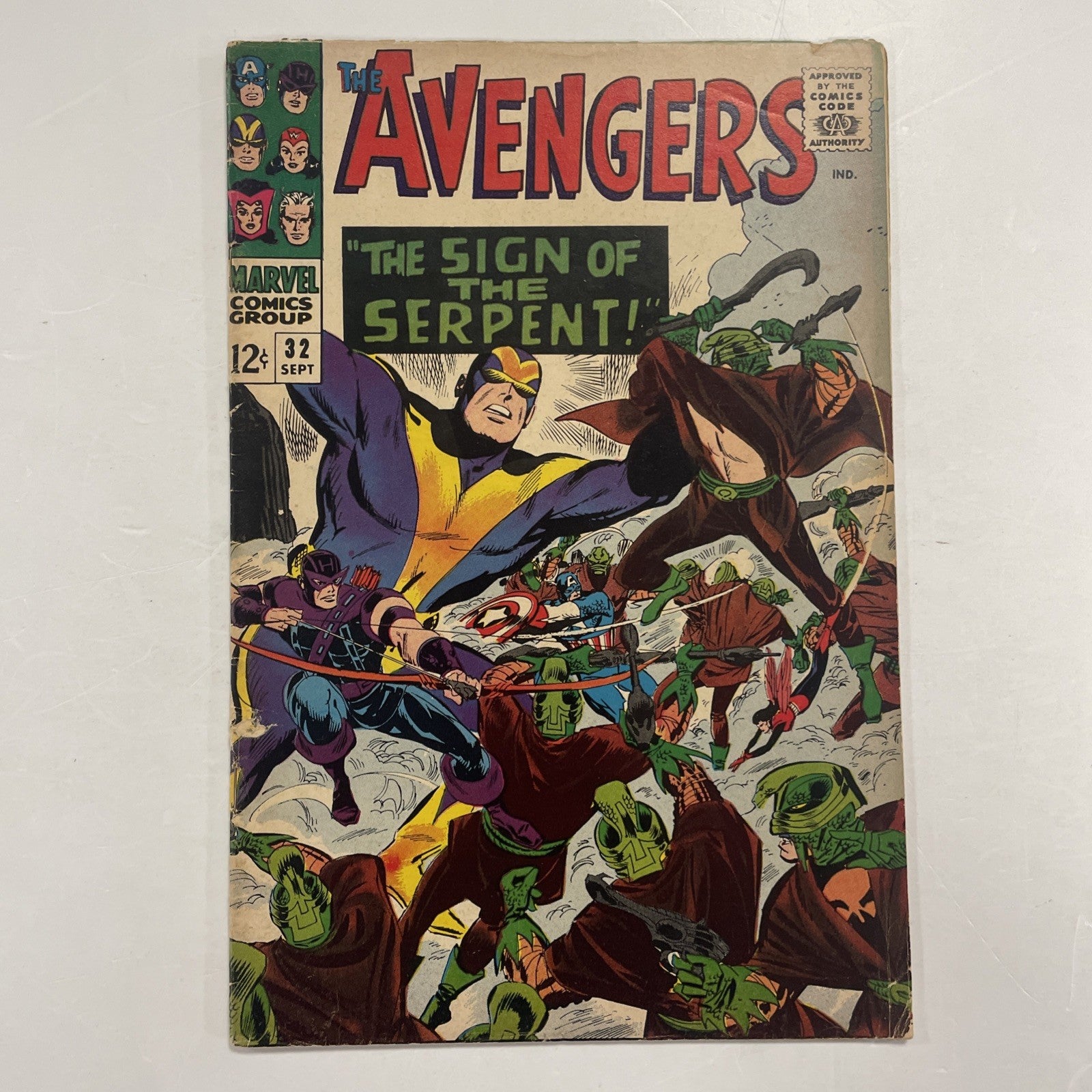 Avengers #32 1966 GD/VG **Small hole in front cover near bottom staple0